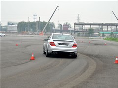 2010 C 63 AMG ǿ