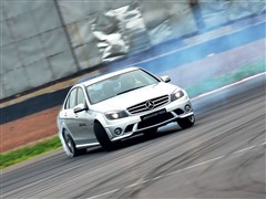 2010 C 63 AMG ǿ