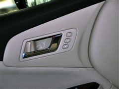 2010 V6 3.0L Royal Saloon